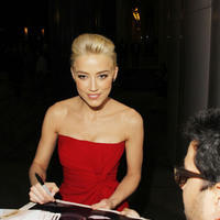 Amber Heard signs autographs for fans at 'The Rum Diary' premiere | Picture 102382